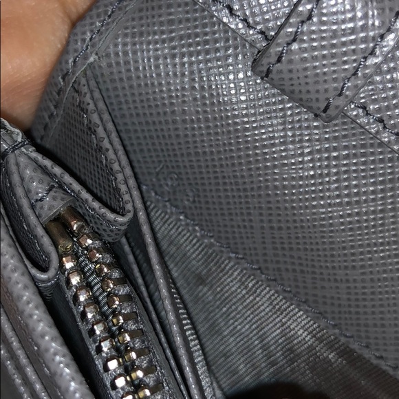 Grey authentic PRADA wallet on chain - Picture 6 of 7